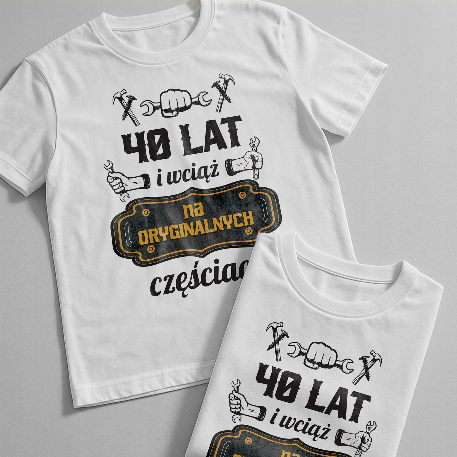 Koszulka biała męska 40 Urodziny Wciąż Na Oryginalnych Częściach r. 3XL