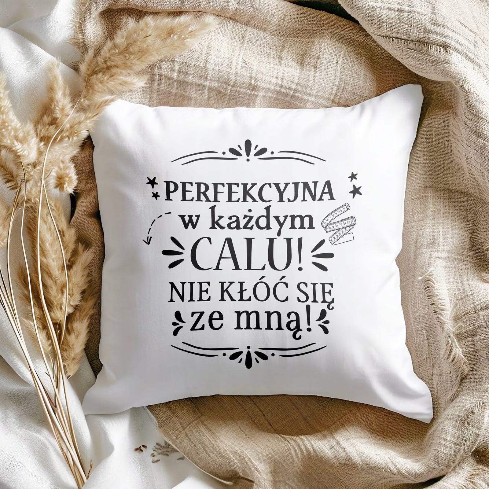 Poduszka 38x38cm Dzień Kobiet Kobiety Prezent Perfekcyjna w Każdym Calu