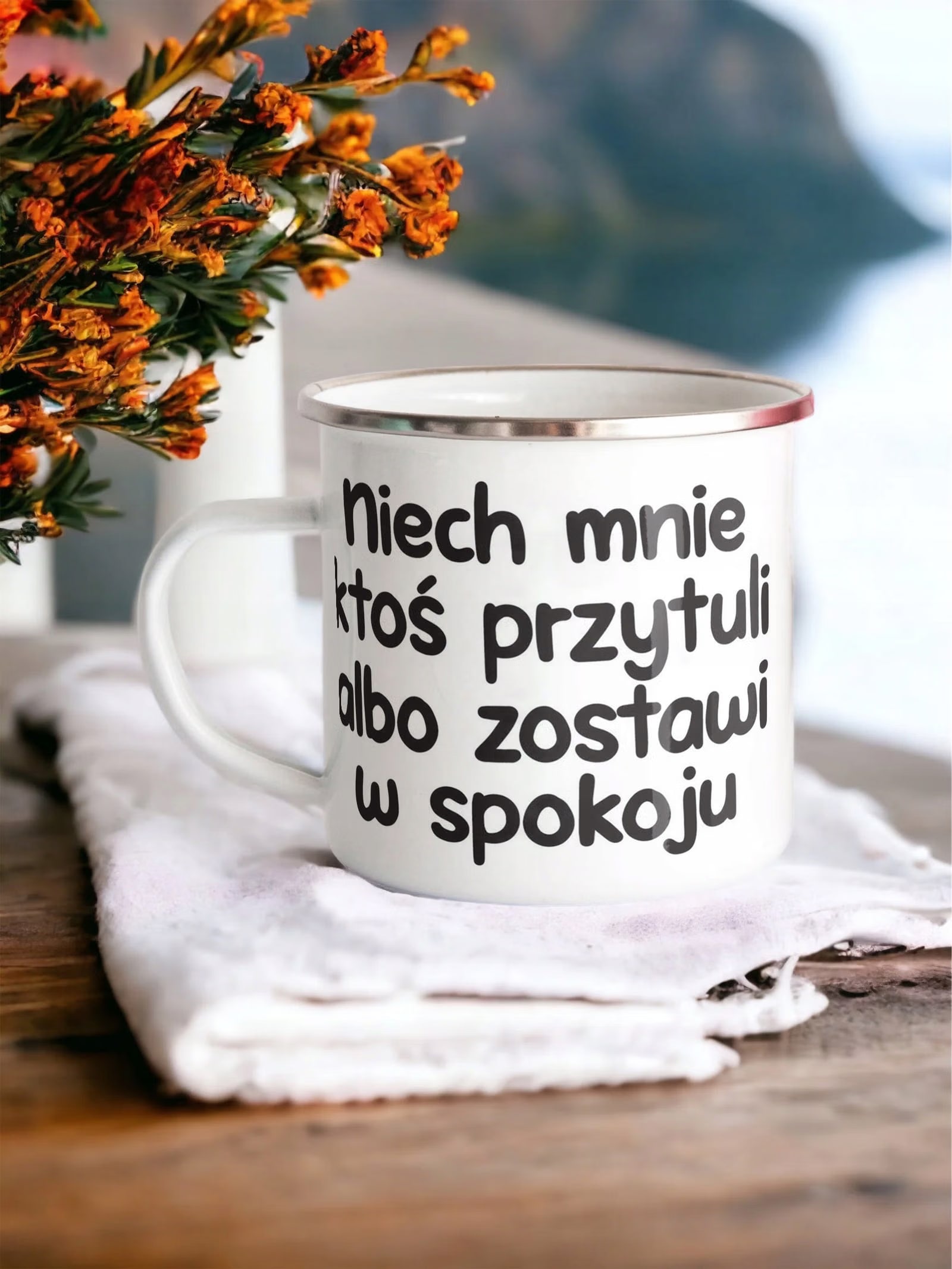 Kubek Emaliowany Niech Mnie Ktoś Przytuli z Nadrukiem Biały Metalowy