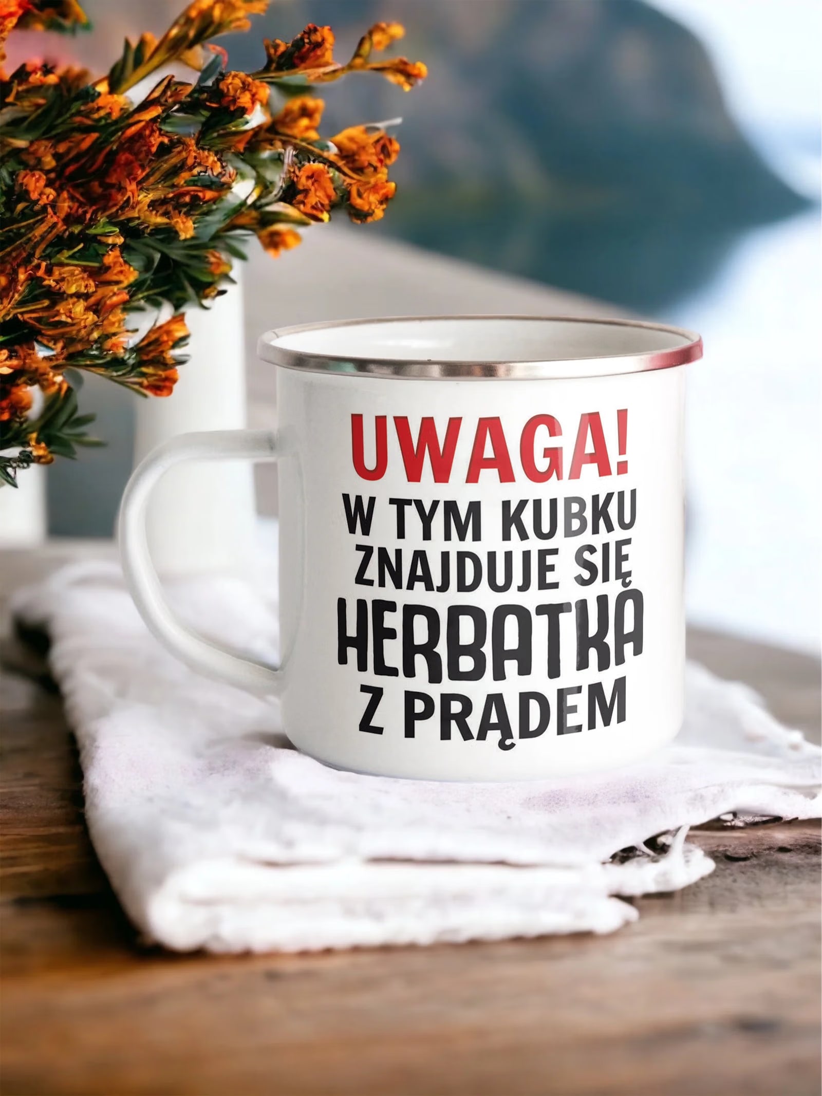 Kubek Emaliowany Uwaga Herbata Z Prądem Zabawny z Nadrukiem Biały Metalowy