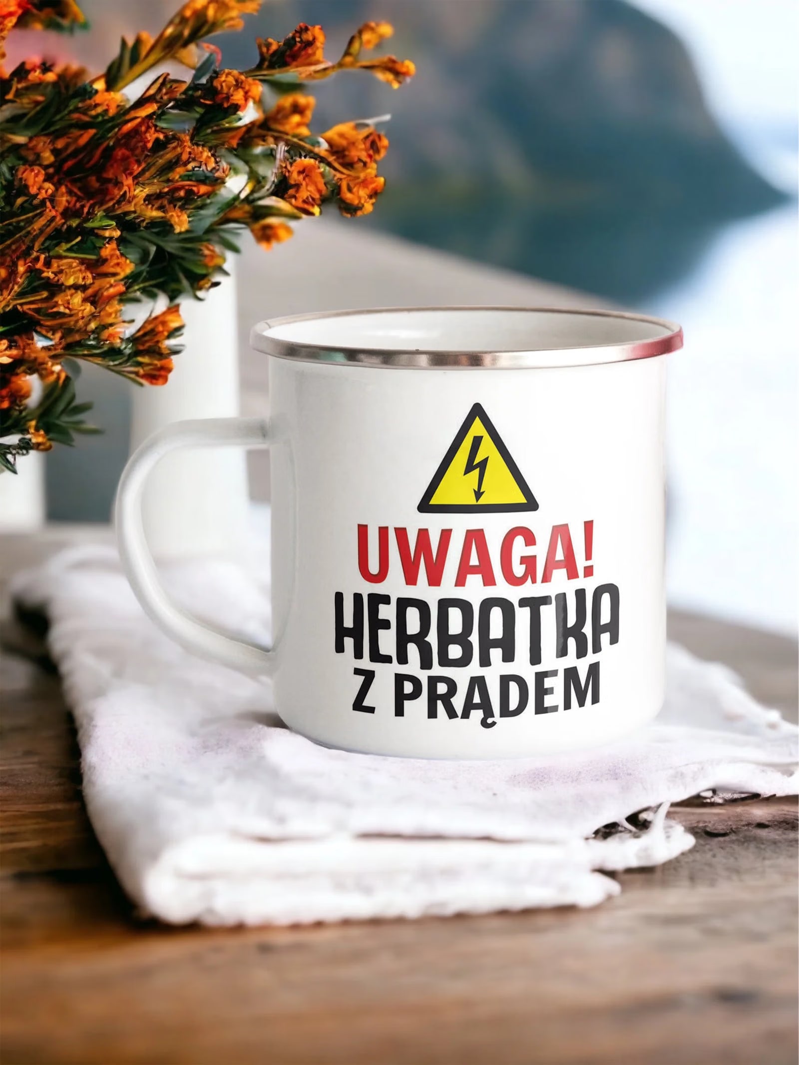 Kubek Emaliowany Uwaga Herbata Z Prądem Zabawny z Nadrukiem Biały Metalowy