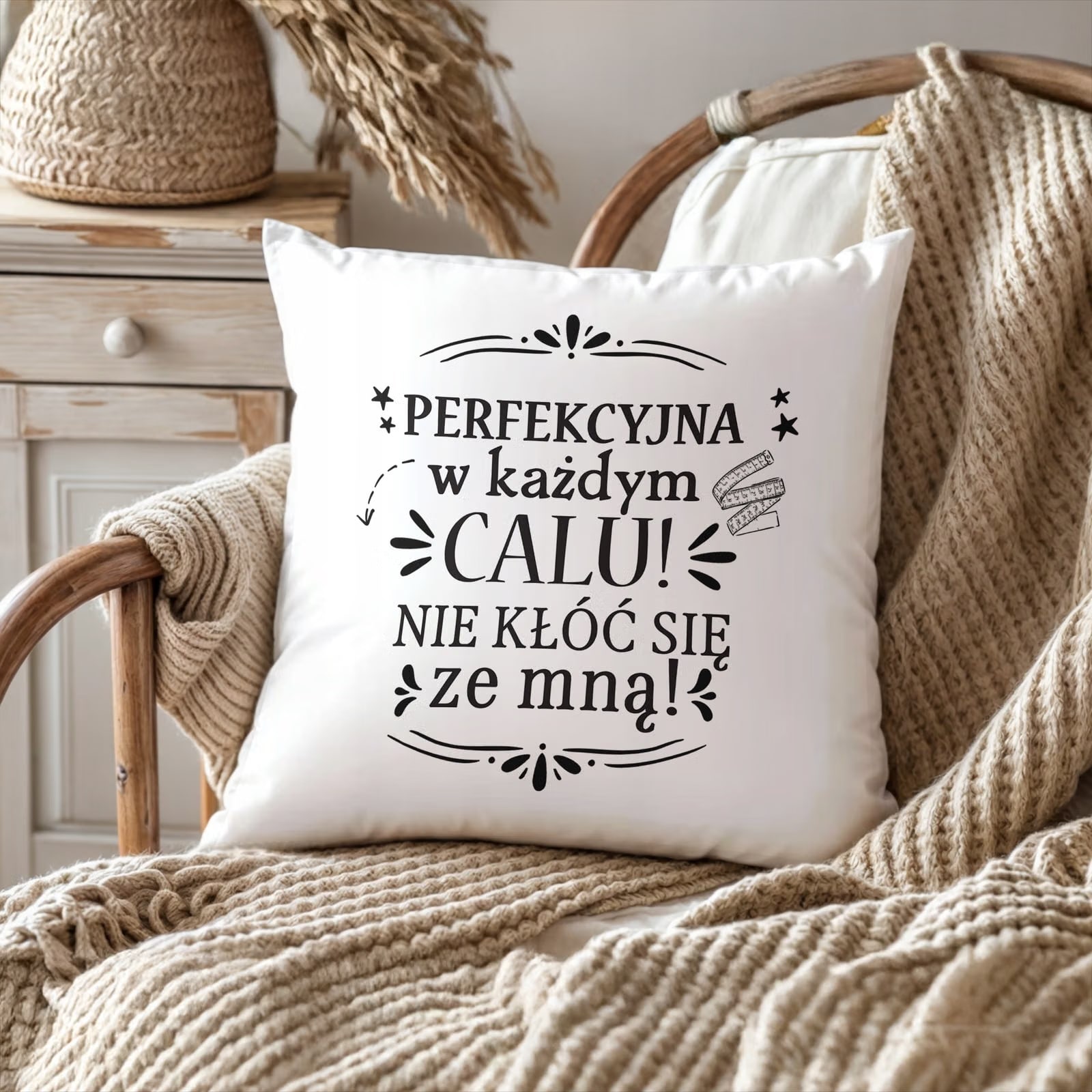 Poduszka 38x38cm Dzień Kobiet Kobiety Prezent Perfekcyjna w Każdym Calu