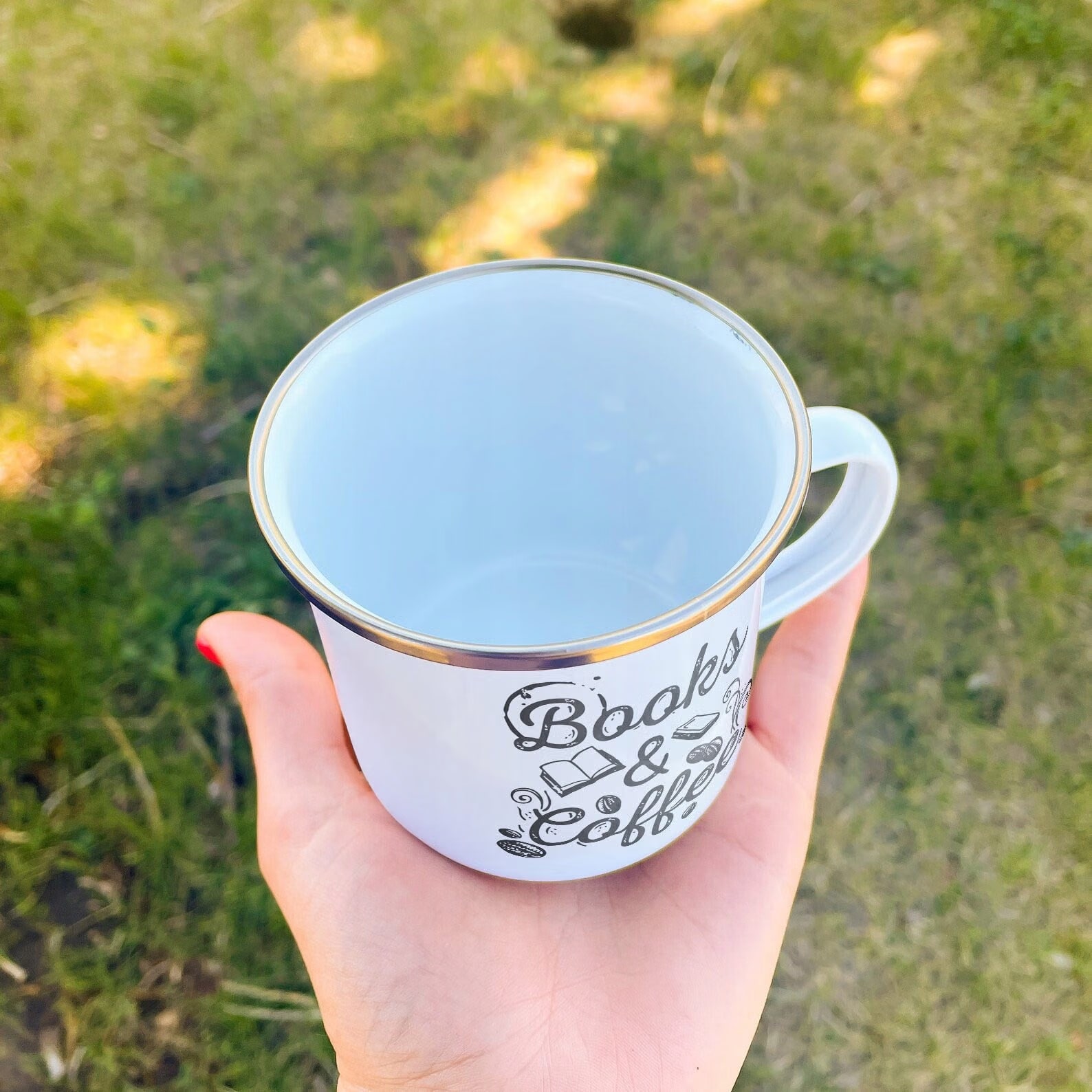 Kubek Emaliowany Coffee And Books Dla Fanów z Nadrukiem Biały Metalowy